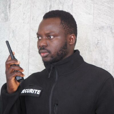 Agent de sécurité en communication